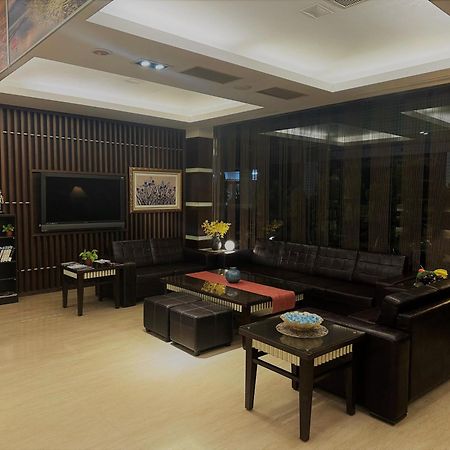 Young Soarlan Hotel - Tainan Zewnętrze zdjęcie