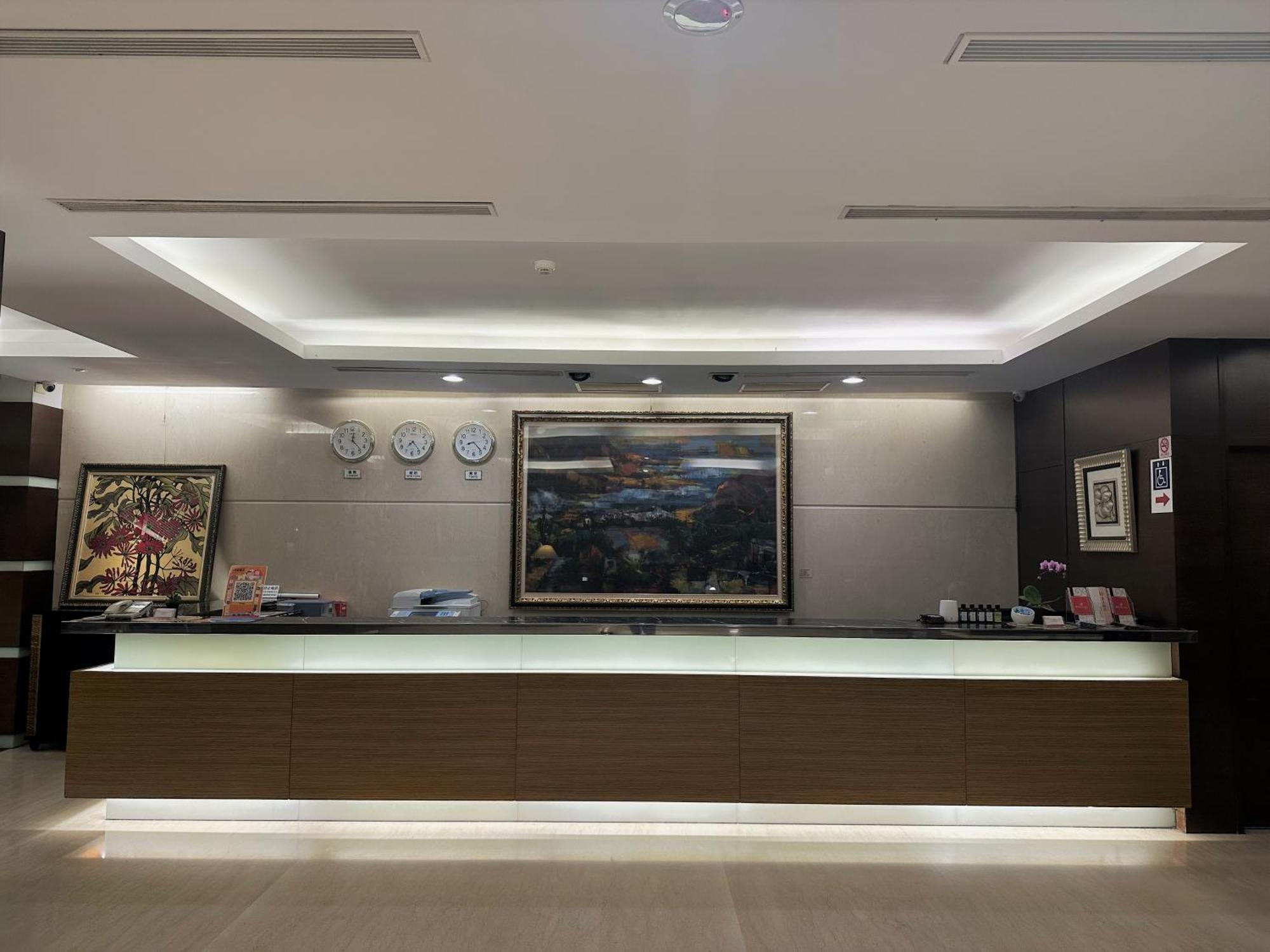 Young Soarlan Hotel - Tainan Zewnętrze zdjęcie