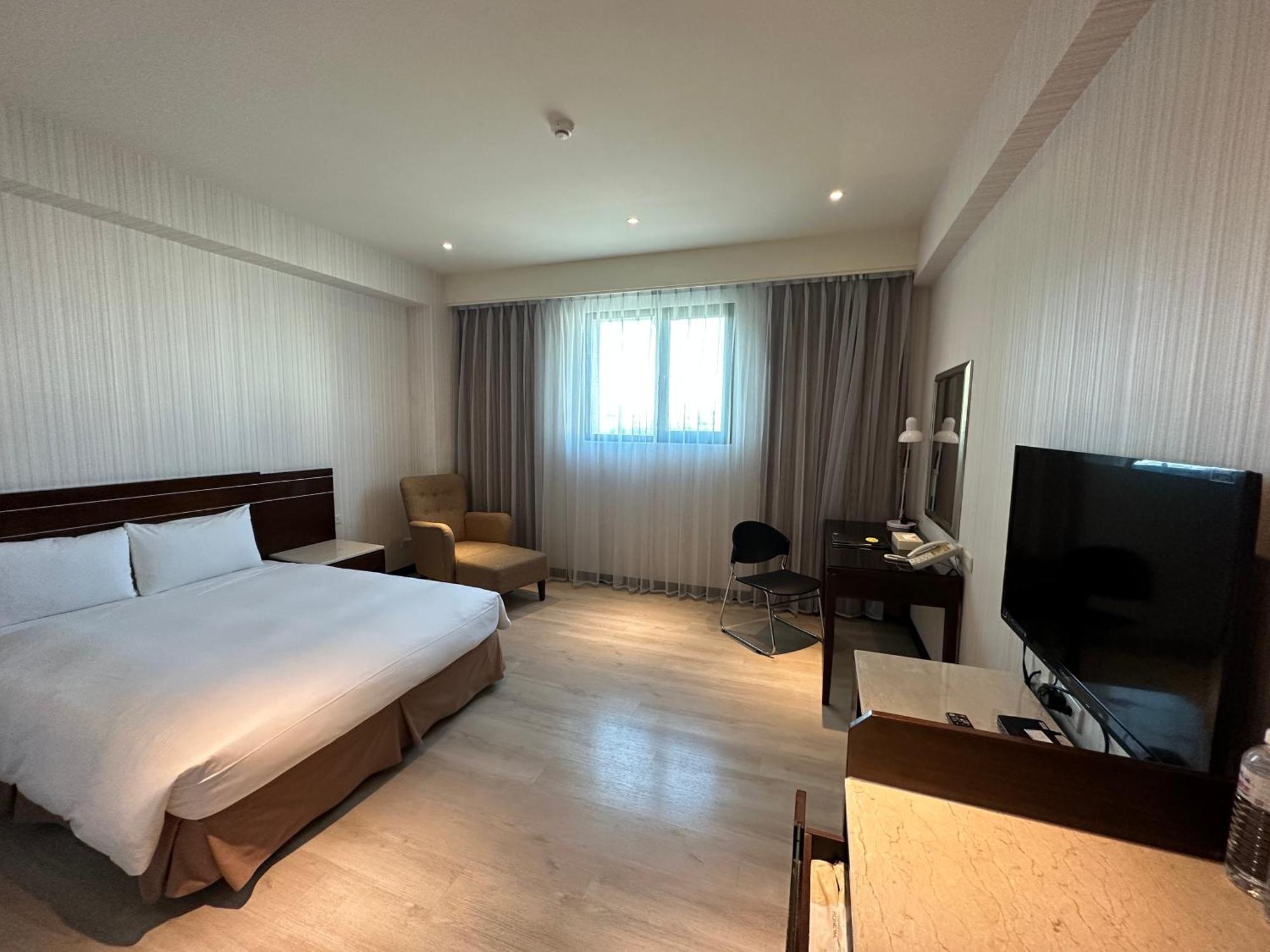 Young Soarlan Hotel - Tainan Zewnętrze zdjęcie