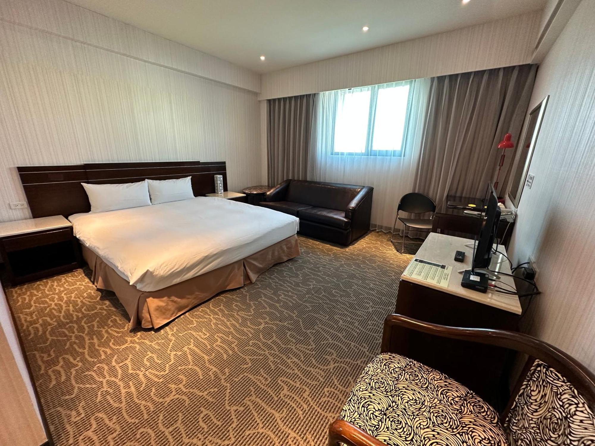 Young Soarlan Hotel - Tainan Zewnętrze zdjęcie