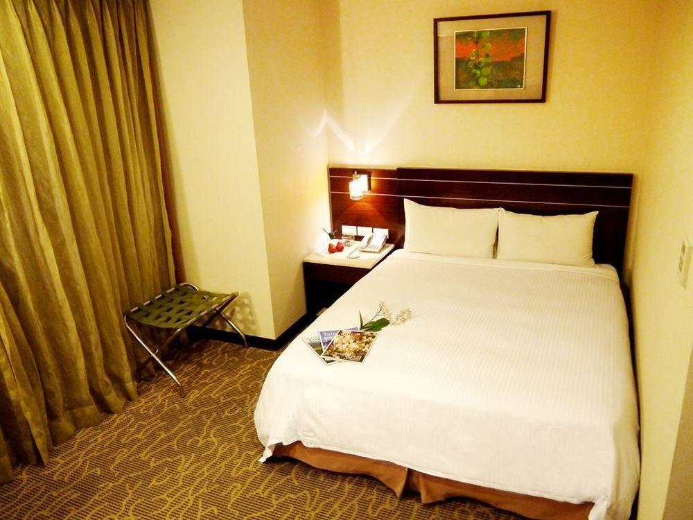 Young Soarlan Hotel - Tainan Zewnętrze zdjęcie