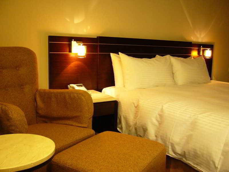 Young Soarlan Hotel - Tainan Zewnętrze zdjęcie
