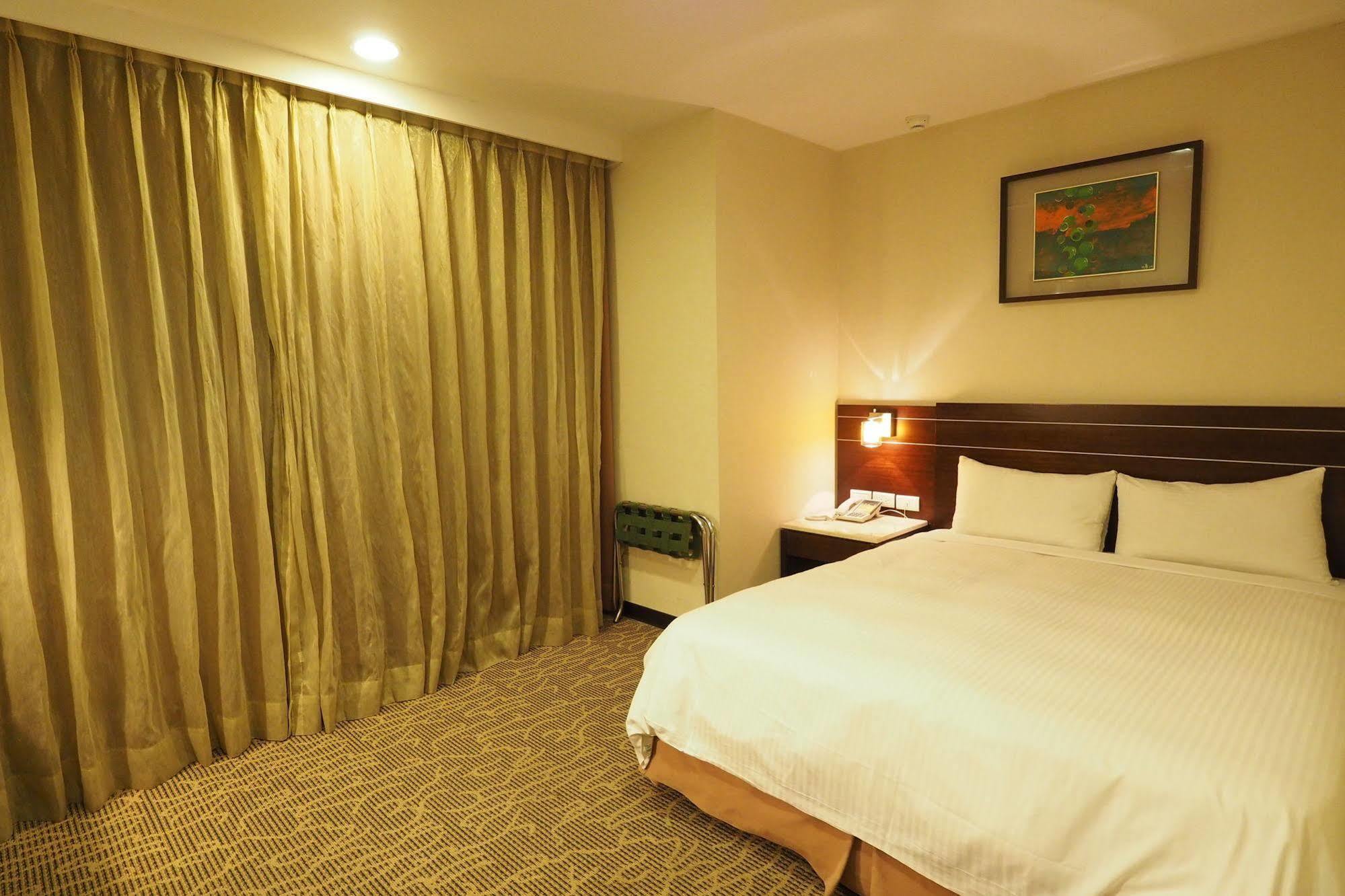 Young Soarlan Hotel - Tainan Zewnętrze zdjęcie