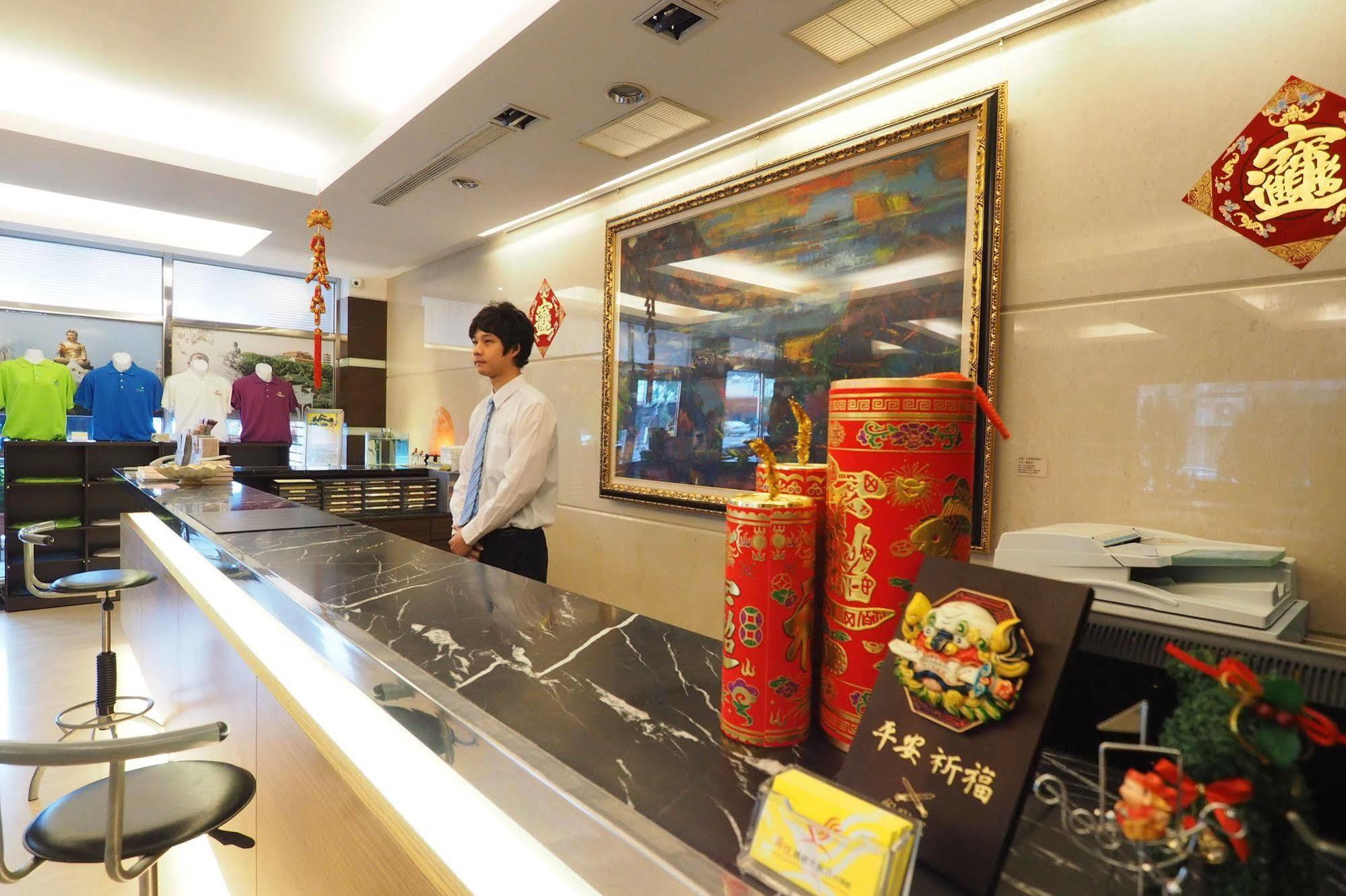 Young Soarlan Hotel - Tainan Zewnętrze zdjęcie