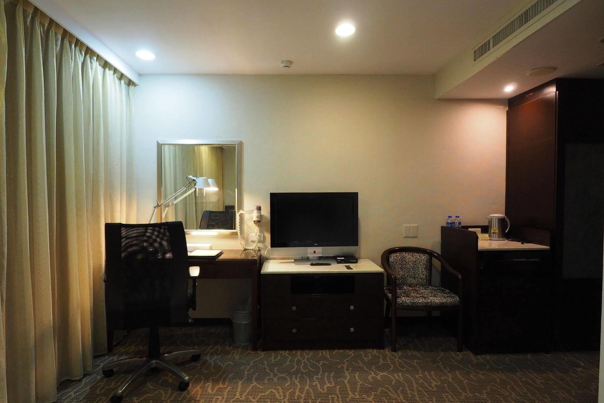 Young Soarlan Hotel - Tainan Zewnętrze zdjęcie