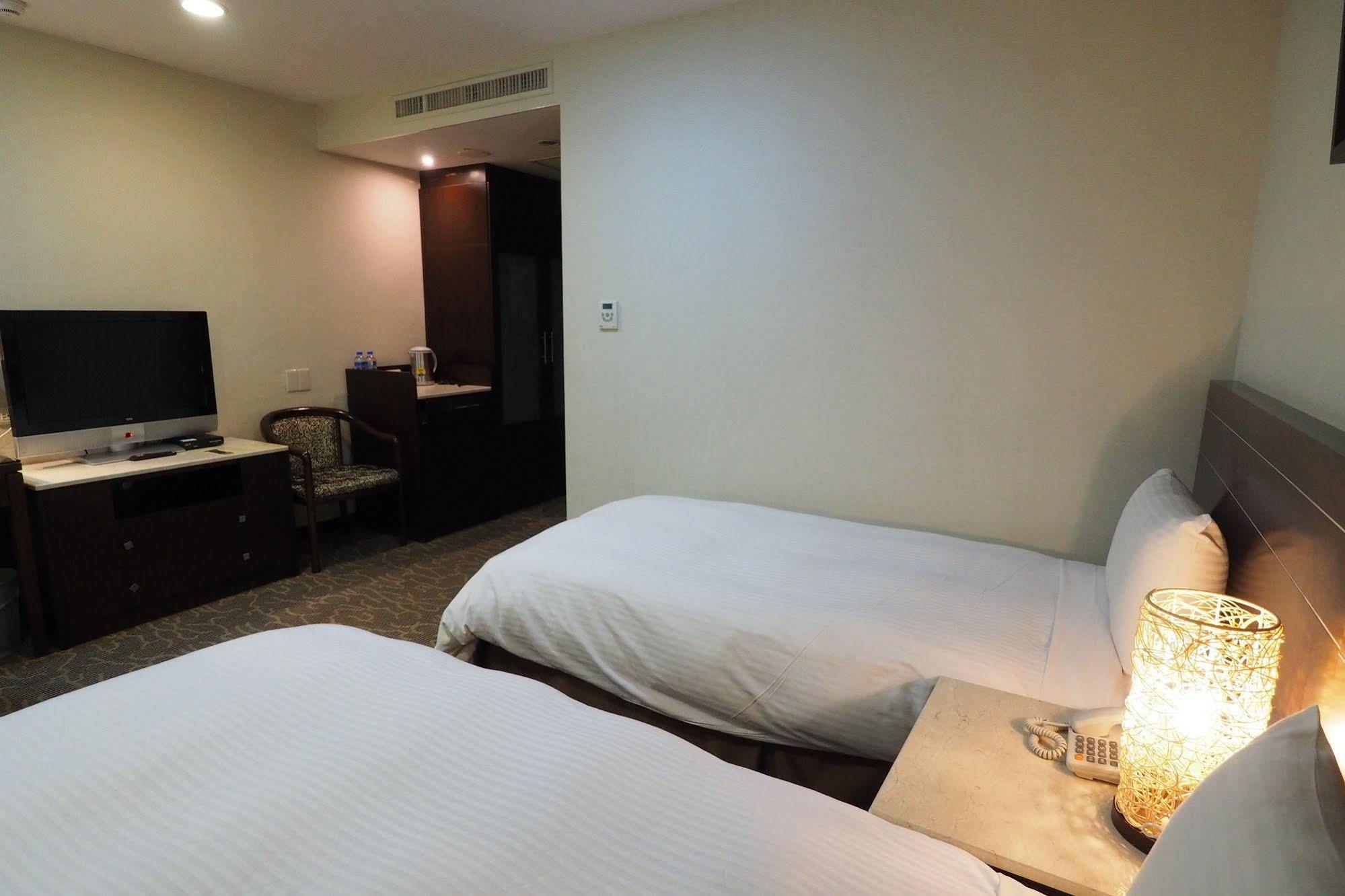 Young Soarlan Hotel - Tainan Zewnętrze zdjęcie