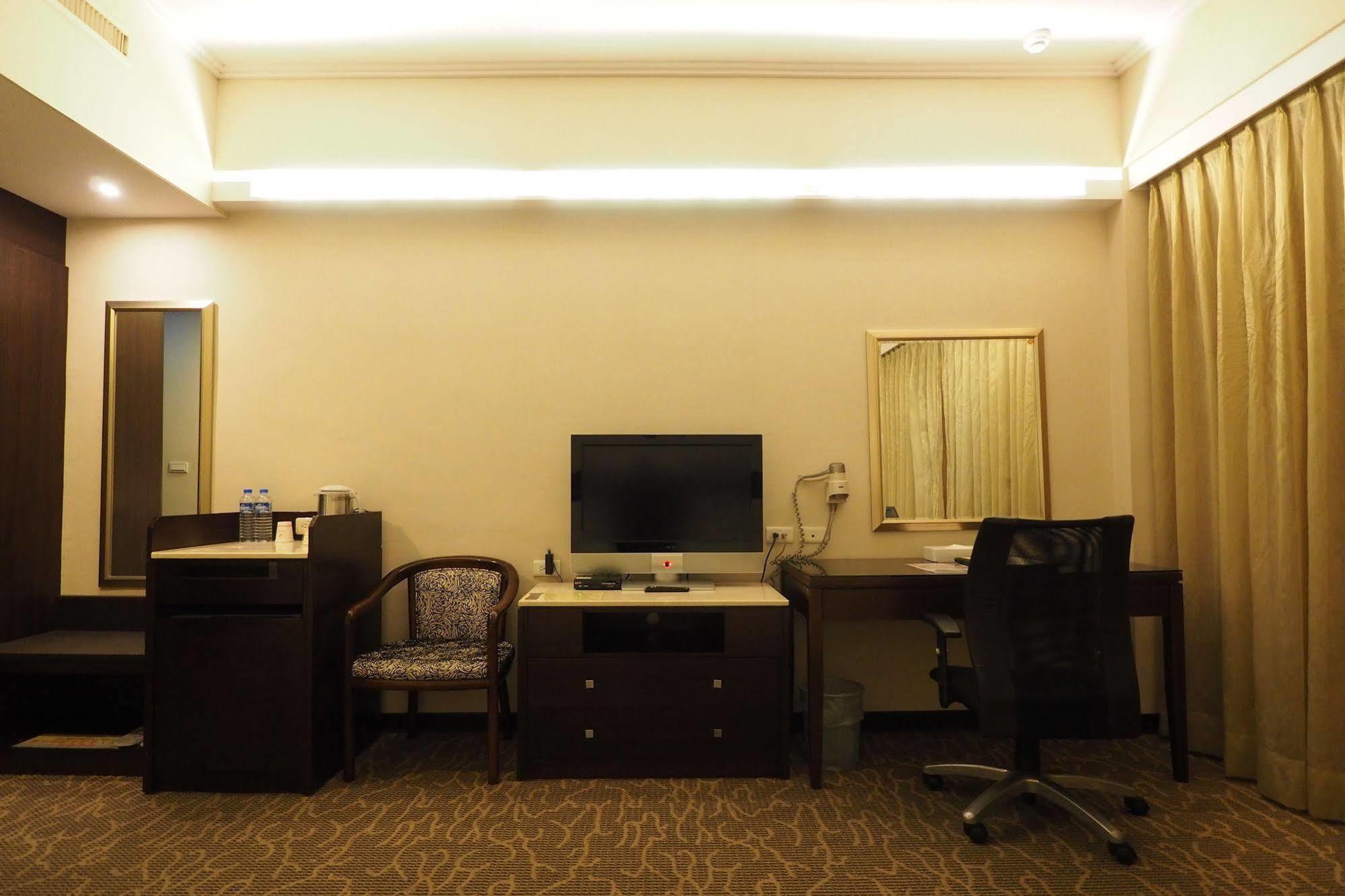 Young Soarlan Hotel - Tainan Zewnętrze zdjęcie