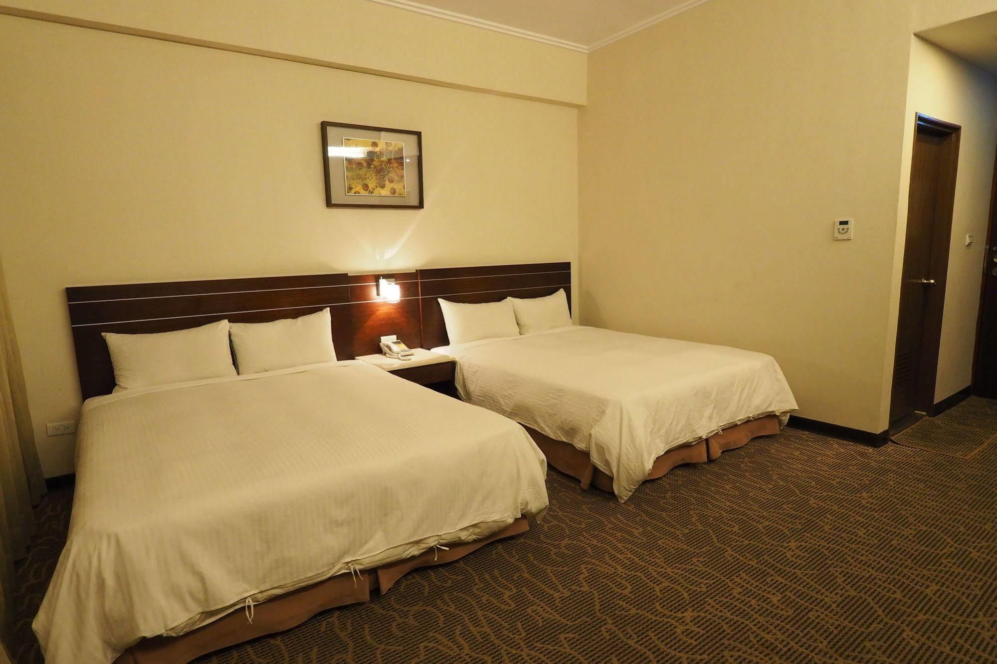 Young Soarlan Hotel - Tainan Zewnętrze zdjęcie