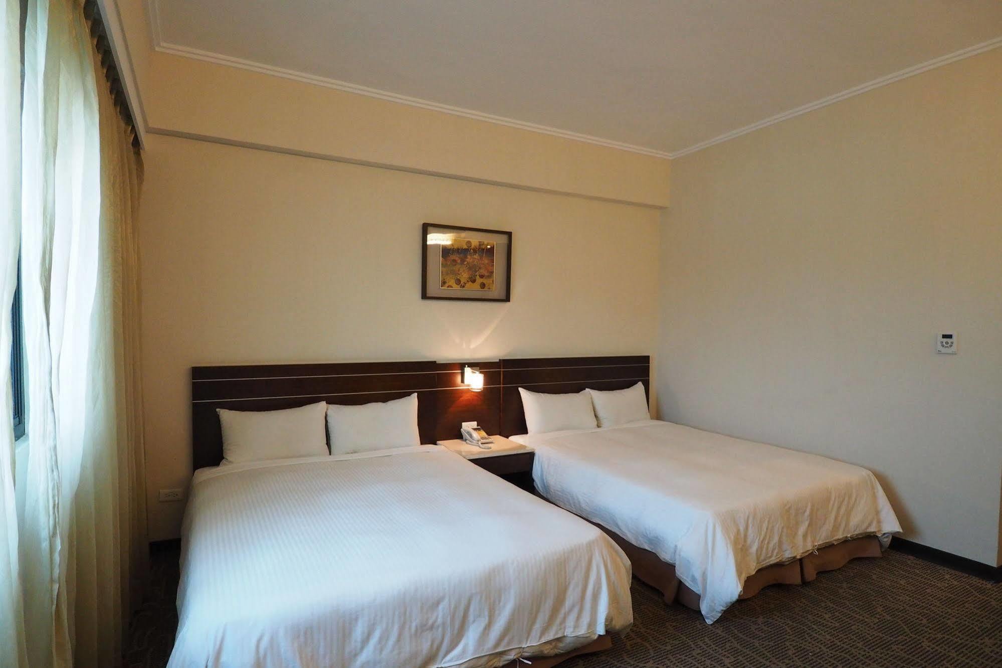 Young Soarlan Hotel - Tainan Zewnętrze zdjęcie