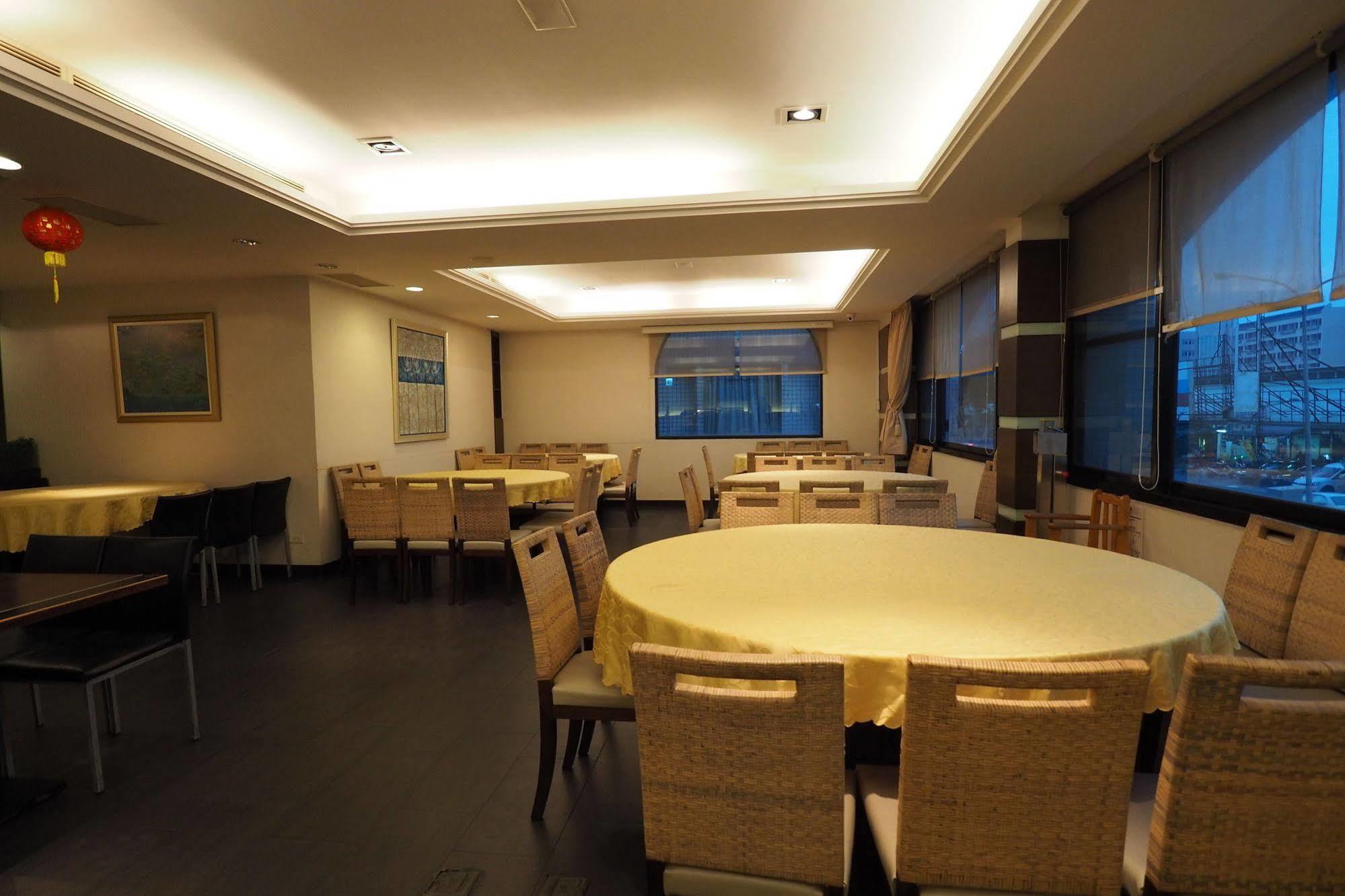 Young Soarlan Hotel - Tainan Zewnętrze zdjęcie